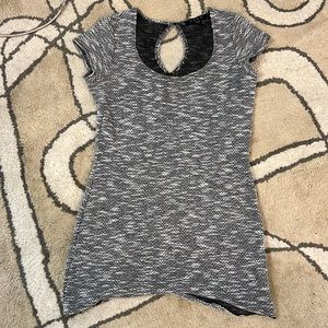 Snap- keyhole top. Size Large